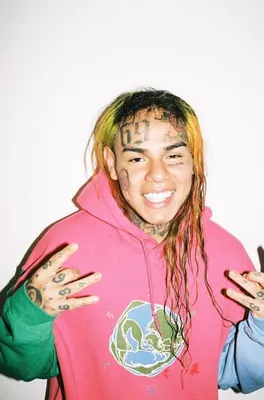 Клип скандального рэпера 6ix9ine за сутки набрал 16 миллионов просмотров -  РИА Новости, 21.02.2021