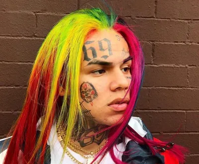 На американского рэпера 6ix9ine напали на концерте в Москве