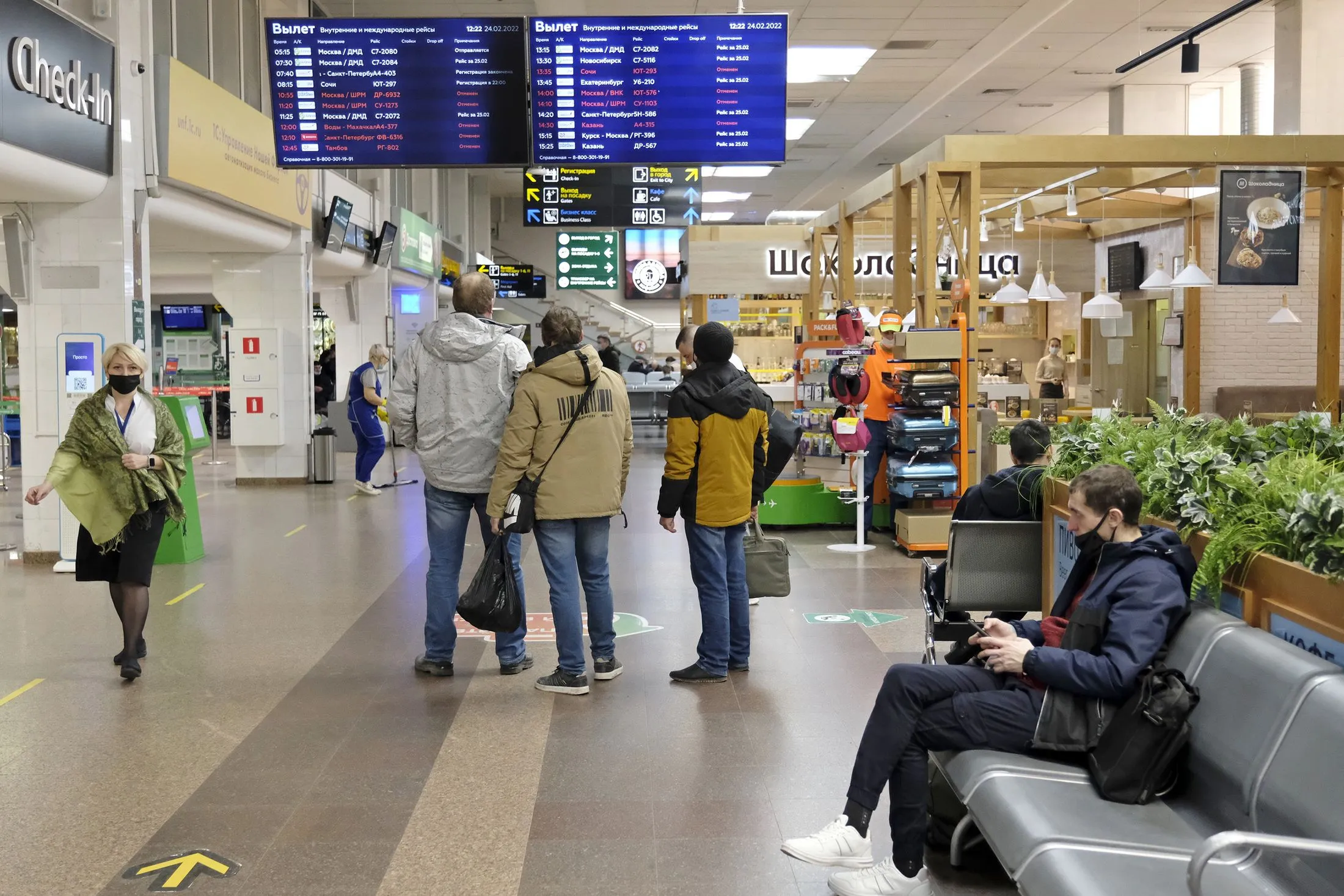 Какая сейчас обстановка в аэропорту. Пассажиры в аэропорту. Аэропорт Краснодар закрыт. Работа в аэропорту. Работа аэропорта Краснодара.