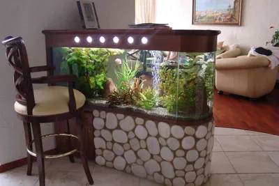 Встроенный аквариум между гостиной и столовой | Фотография