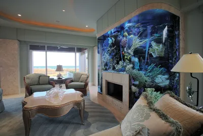 Гостиная с уникальным аквариумом - камином | Фотография