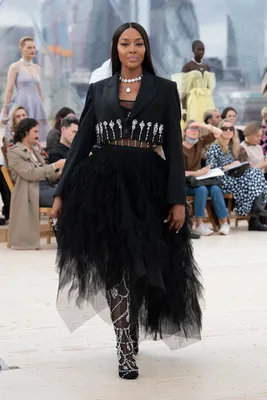 Нежность и элегантность Alexander McQueen платьев на фото
