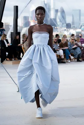 Великолепные Alexander McQueen платья на фото