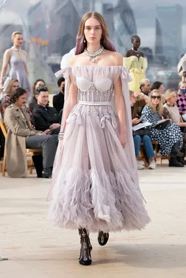 Бескомпромиссные Alexander McQueen платья на фото