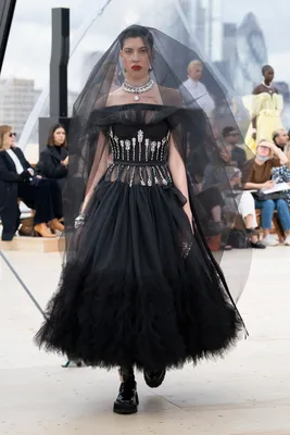 Строгие и элегантные Alexander McQueen платья на фото