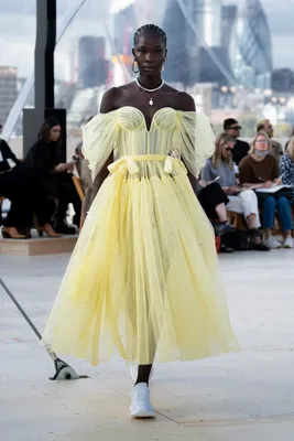 Изображения Alexander McQueen платьев в форматах JPG, PNG, WebP