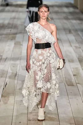 Изображения Alexander McQueen платьев для печати в высоком разрешении