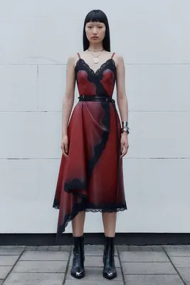 Фотографии Alexander McQueen платьев на разных моделях