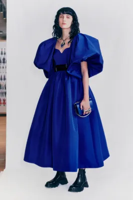 Фото Alexander McQueen платьев на разных фоновых изображениях