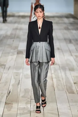Alexander McQueen платья: наслаждайтесь красотой