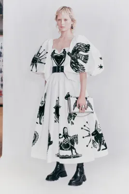 Alexander McQueen платья: красивые фотографии в высоком разрешении
