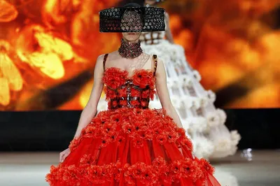 Нежные и изящные Alexander McQueen платья на фотографиях