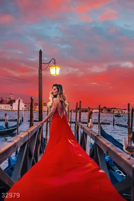 Фотография Алое платье на белом фоне