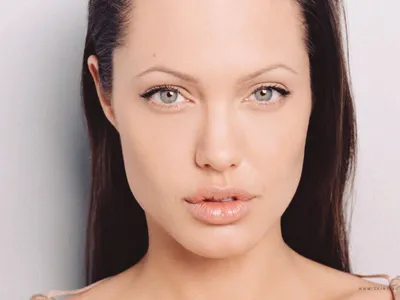 The raw beauty of Angelina Jolie without makeup