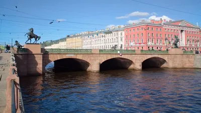 Аничков мост - уникальная переправа с конями через Фонтанку