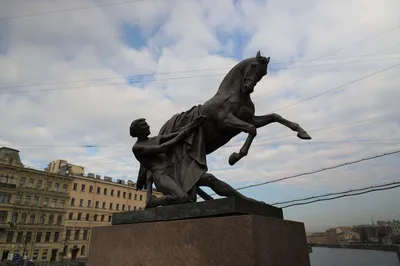 Аничков мост в санкт-петербурге на фонтанке | Премиум Фото