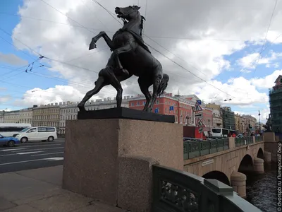 Водная прогулка с видом на Аничков мост