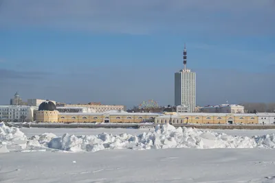 Полдень в Архангельске в зимние дни. / Архангельск Набережная Северной  Двины в районе ж/д моста