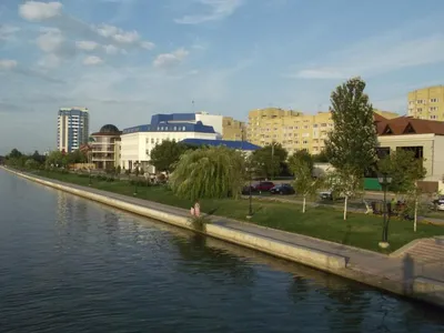В Астрахани провал на набережной, который обещали экстренно заделать,  остался на прежнем месте