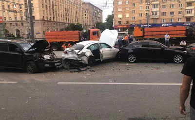 В Москве два человека погибли в массовом ДТП на Кутузовском проспекте