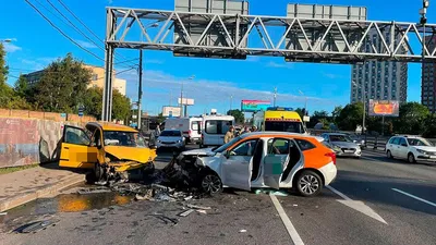 Жуткое ДТП. Белорус на самосвале в Москве протаранил такси, два человека  погибли. Видео