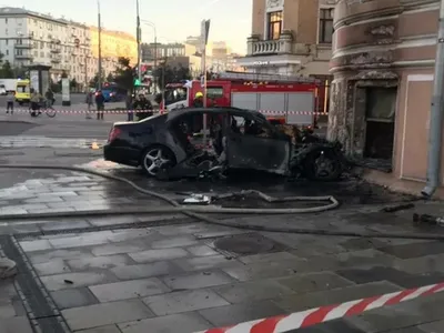 Двое сгорели, шестерых спас тренер по борьбе. В центре Москвы Mercedes  врезался в здание после ДТП