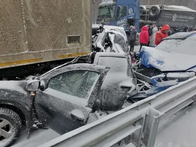 В Москве такси загорелось после ДТП с двумя автомобилями — РБК