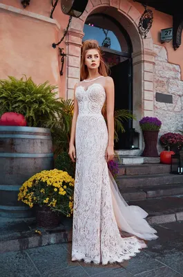 Нежное ажурное свадебное платье на фотографии