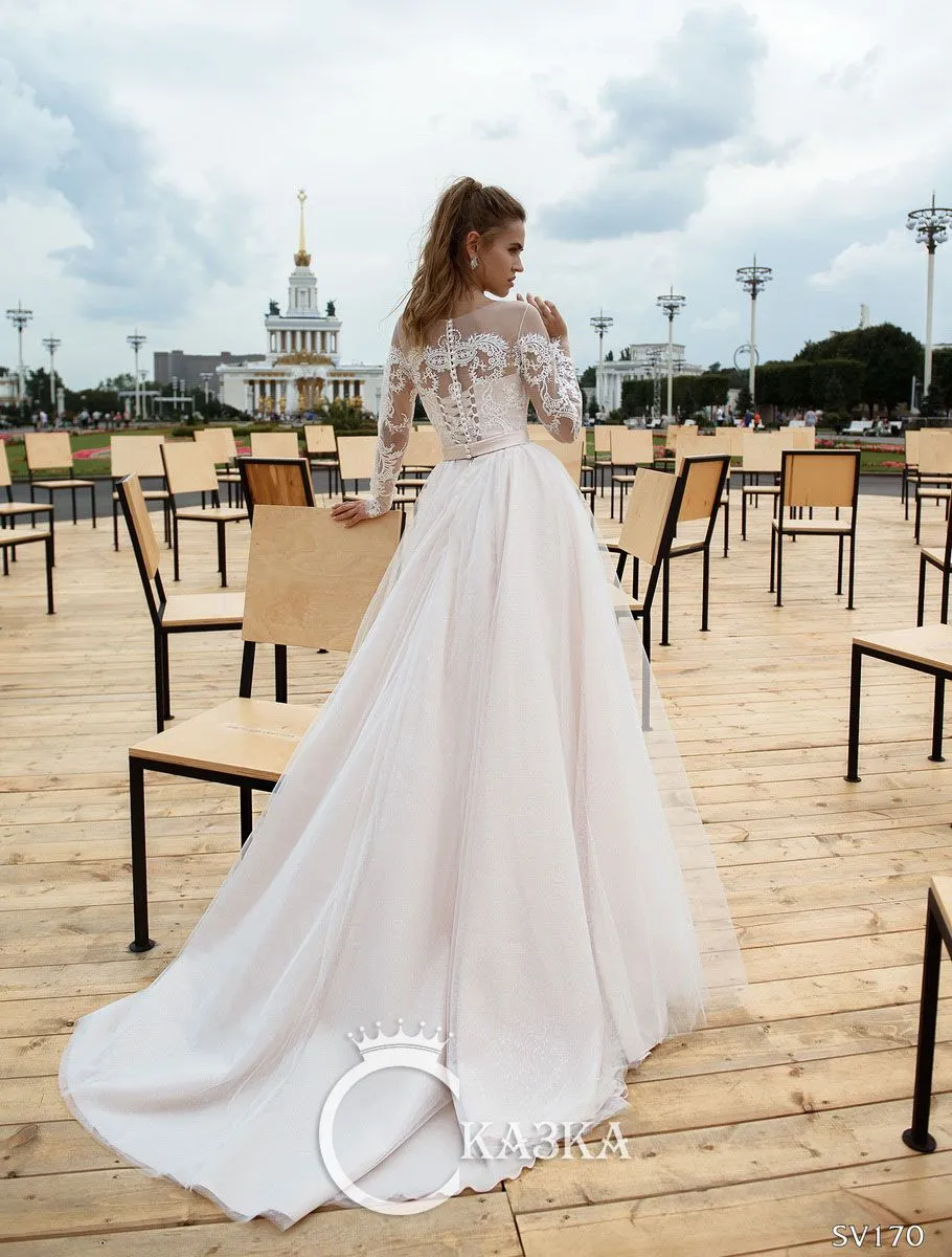 Фотография роскошного свадебного платья с изысканным ажуром Фотография роскошного свадебного платья с изысканным ажуром