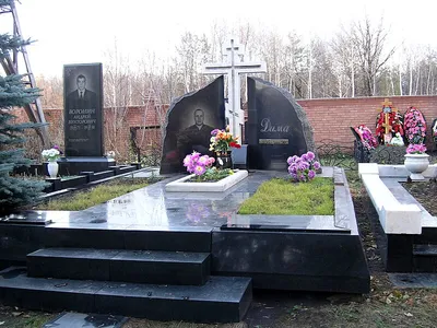 Файл:Vasiliy Prasolov grave - 6456.JPG — Википедия