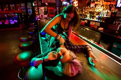 Бар Гадкий Койот Казань/Coyote Ugly Bar - легендарный американский бар в  Казани