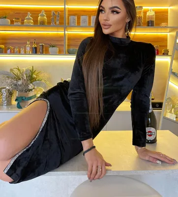 Фотография платья из бархата с кружевным верхом и юбкой