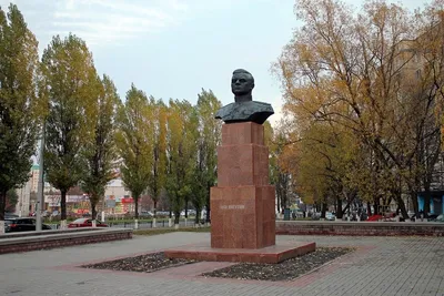 Памятник Ватутину. Адрес — Белгородская обл., г. Белгород, пр-кт Ватутина.  Фото, режим работы, афиша и события. Культурный регион