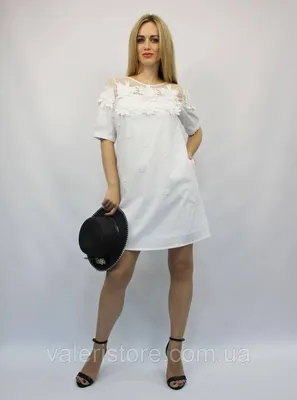 Белое коктейльное платье на модели с татуировкой на плече