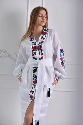 Изображение белого льняного платья с поясом