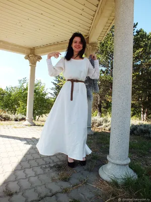 Белое льняное платье на фото: смотрится очень нежно