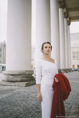 Фотография белого платья карандаш на черном фоне