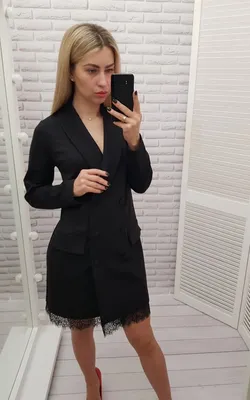 Белое платье с черным кружевом на пляже