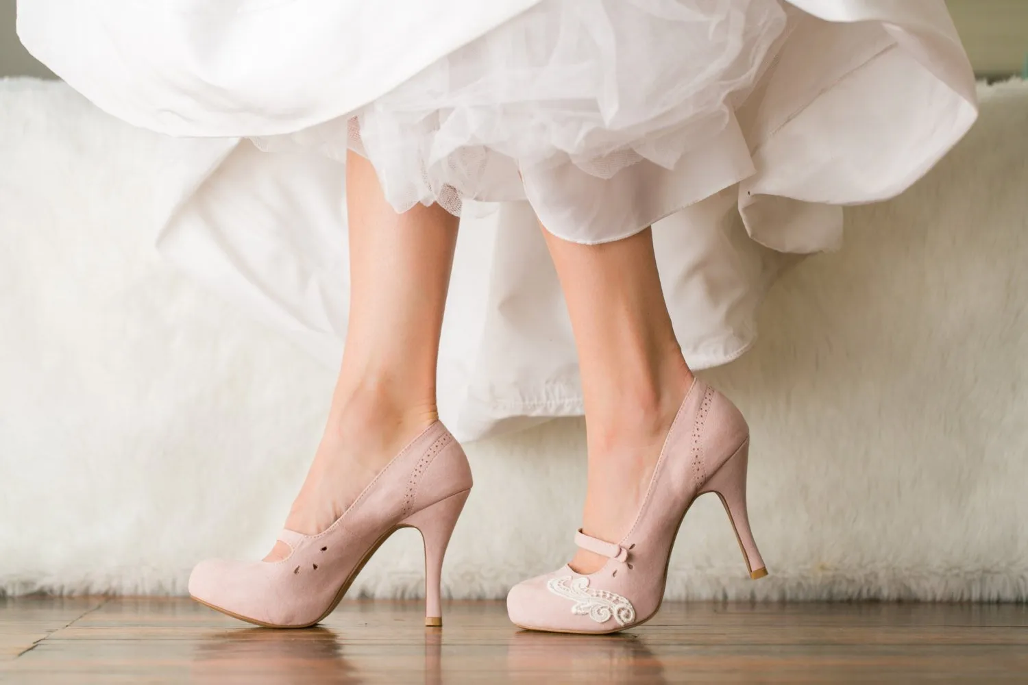 Выходить замуж в босоножках. Свадебные туфли. Шикарные Свадебные туфли. Туфли на свадьбу для невесты. Свадебные туфли бежевые.