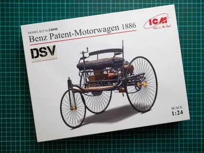 Фото Benz Patent-Motorwagen на зеленом фоне