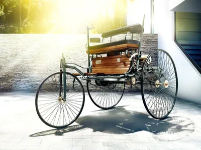 Изображение Benz Patent-Motorwagen в сине-белых цветах