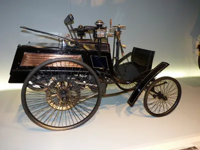 Фотография Benz Patent-Motorwagen в красивой обстановке