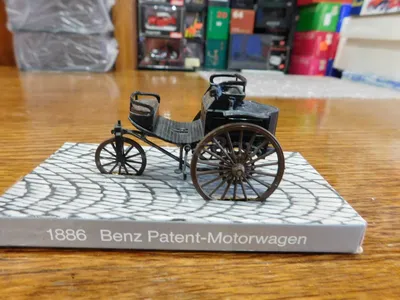 Изображение Benz Patent-Motorwagen с надписью Mercedes-Benz