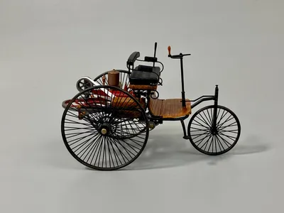 Фотография Benz Patent-Motorwagen на фоне здания