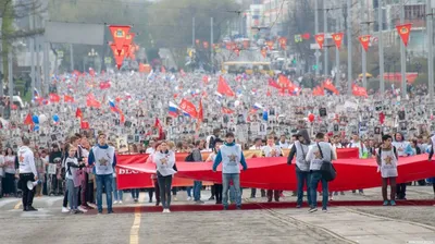 Цвет Победы. «Бессмертный полк» с красными флагами прошел в Екатеринбурге |  ИА Красная Весна