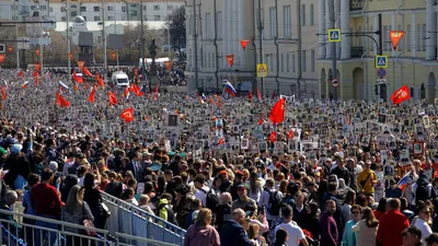 Как екатеринбуржцы участвовали в шествии «Бессмертного полка» - УралПолит.Ru