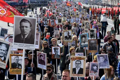 По Екатеринбургу прошла многотысячная колонна \"Бессмертного полка\":  Общество: Облгазета