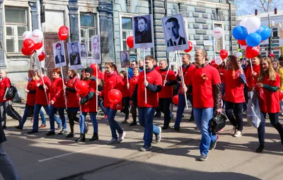 В 2018-м \"Бессмертный полк\" покажет лица иностранных героев - Российская  газета