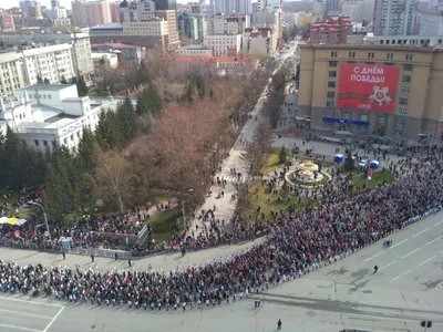 Общество - «Бессмертный полк» в Новосибирске: Дань уважения памяти предков  - Вести Новосибирск