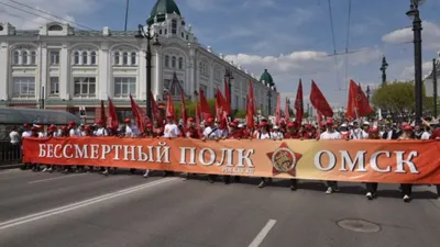 Губернатор Омской области принял участие в \"Бессмертном полку\" - РИА  Новости, 09.05.2022